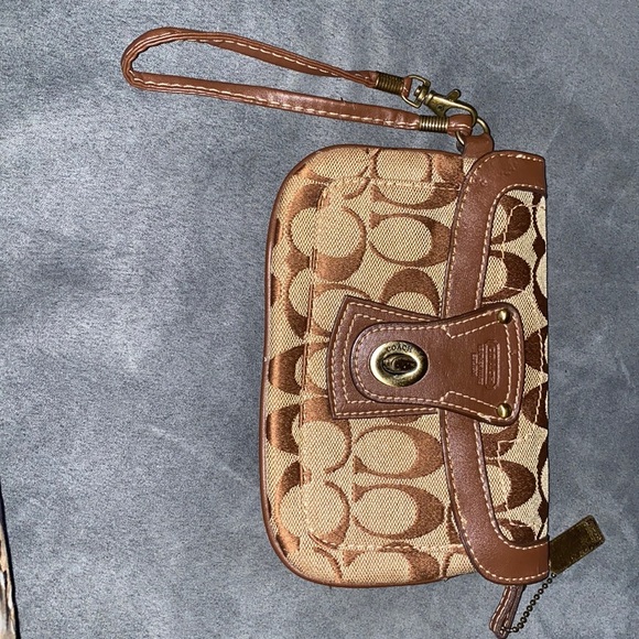 Coach Handbags - ❗️FINAL PRICE ❗️Coach Wristlet